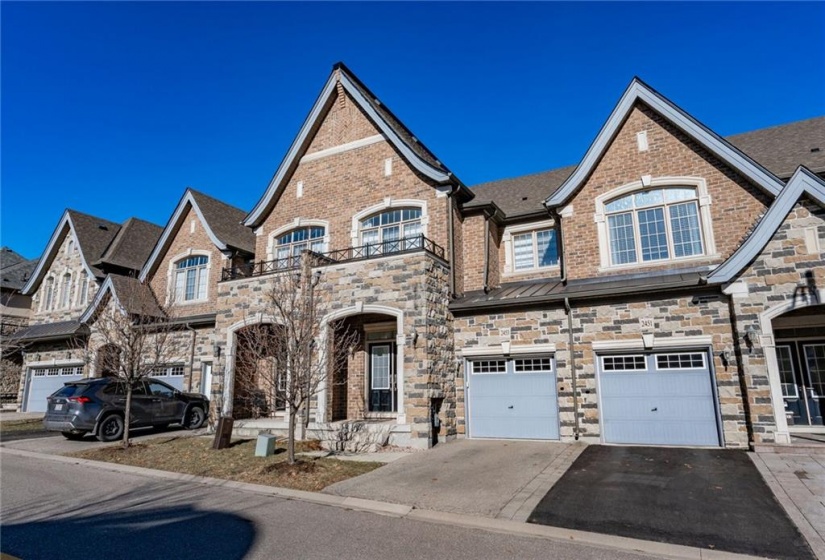 2453 Village Common, Oakville, Ontario L6M 0S2, 3 Bedrooms Bedrooms, ,3 BathroomsBathrooms,Residential,Sale,Village,H4184706