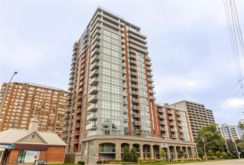 551 MAPLE Avenue, Burlington, Ontario L7S 1M7, 1 Bedroom Bedrooms, ,1 BathroomBathrooms,Residential,Sale,MAPLE,H4189496