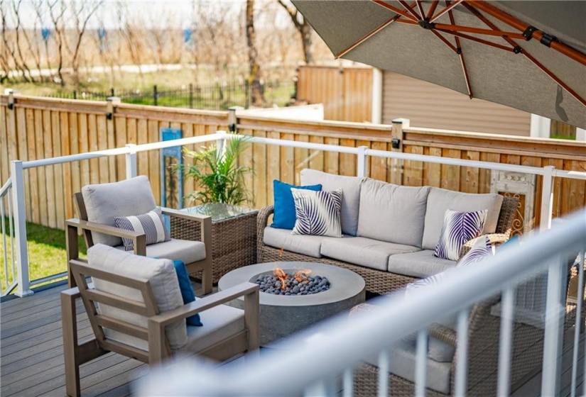 Gather under the canopy of the built-in cantilevered umbrella (with integrated lighting) or bask in the warmth radiating from the fire table.