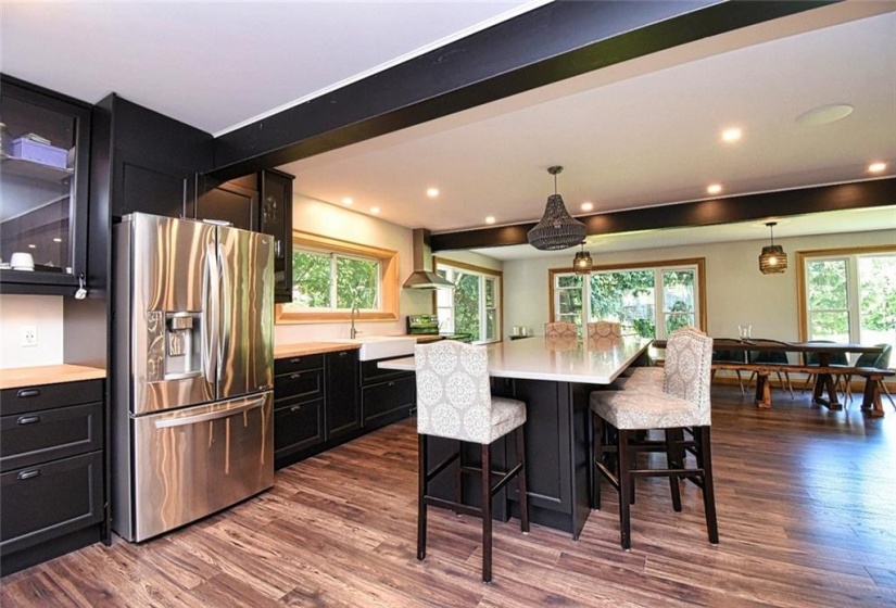 Kitchen Island with seating for 6