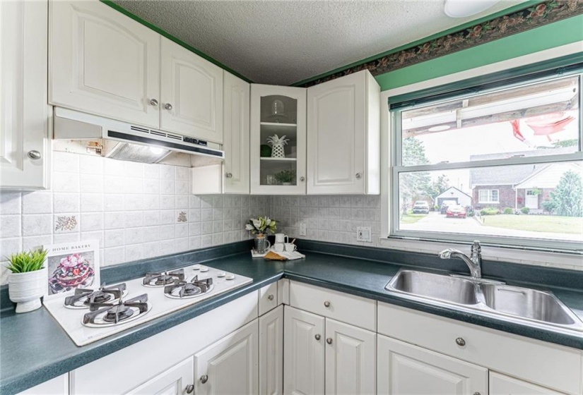 Updated kitchen, loads of cabinetry