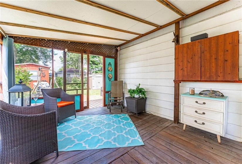 Cozy screened in porch, a favourite spot to read & relax!