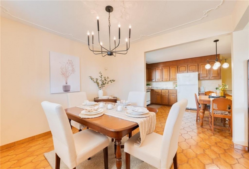 Large dining room ideally for hosting dinner parties