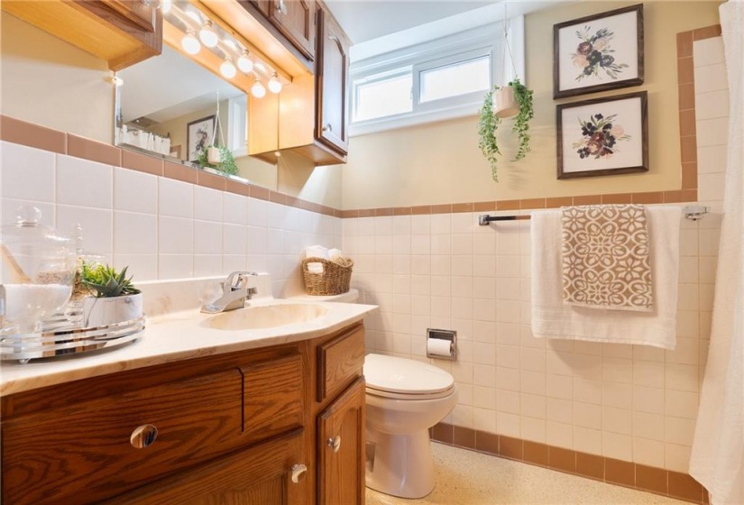 Large 4 piece main bathroom