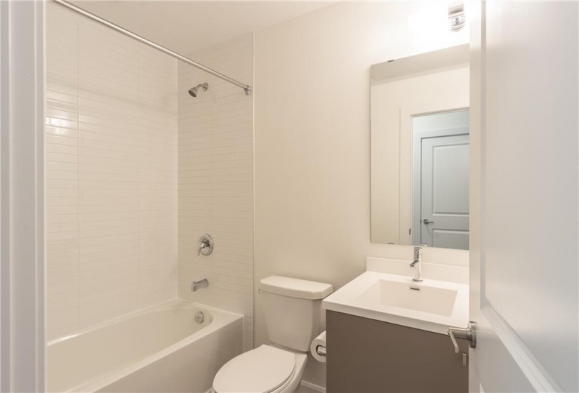 3220 William Coltson Avenue, Oakville, Ontario L6H 7X9, 1 Bedroom Bedrooms, ,1 BathroomBathrooms,Residential,Sale,William Coltson,H4200553