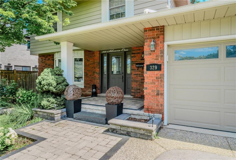 Window panels in the front entry bring natural light to the foyer while neutral tile brings you straight through to the backyard access and into the kitchen for low maintenance upkeep.