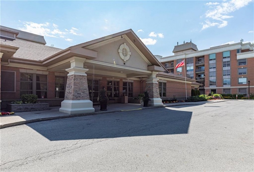 100 BURLOAK Drive, Burlington, Ontario L7L 6P6, 1 Bedroom Bedrooms, ,1 BathroomBathrooms,Residential,Sale,BURLOAK,H4201268