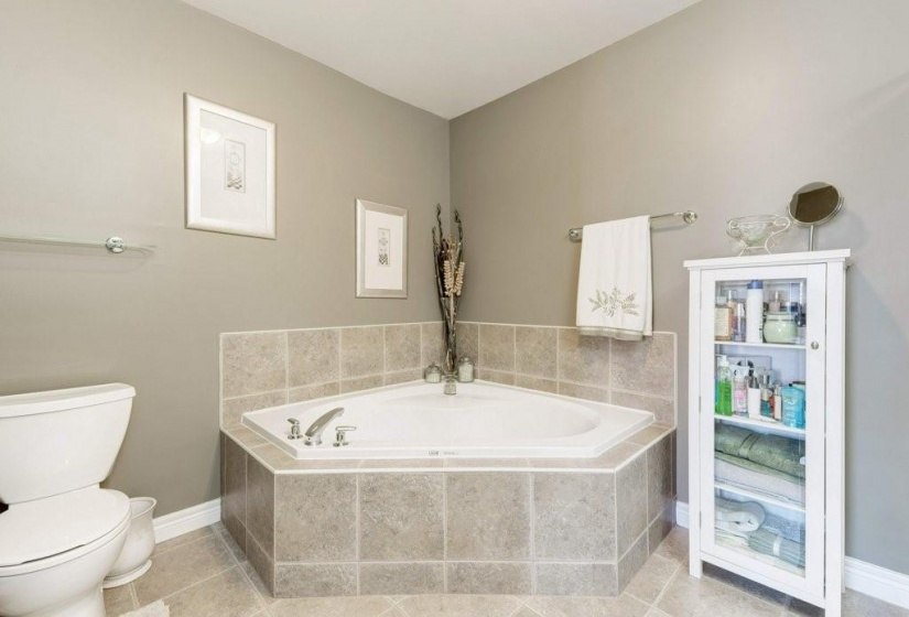 5232 Stonehaven Drive, Burlington, Ontario L7L 7J4, 2 Bedrooms Bedrooms, ,2 BathroomsBathrooms,Residential,Sale,Stonehaven,H4201606