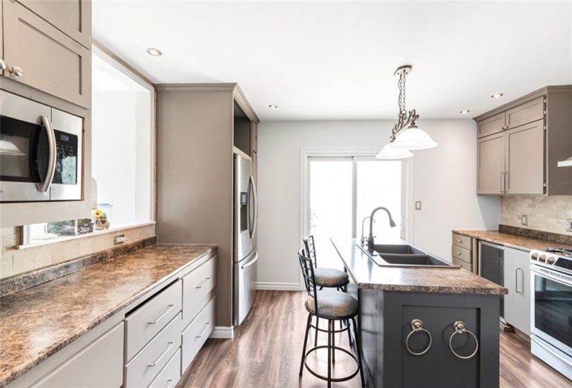 Kitchen with 5 Appliances.