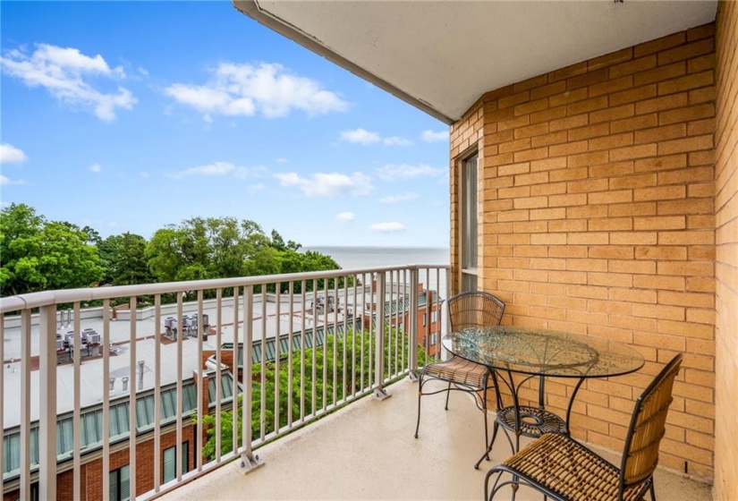 2210 LAKESHORE Road, Burlington, Ontario L7R 4J9, 2 Bedrooms Bedrooms, ,2 BathroomsBathrooms,Residential,Sale,LAKESHORE,H4202012