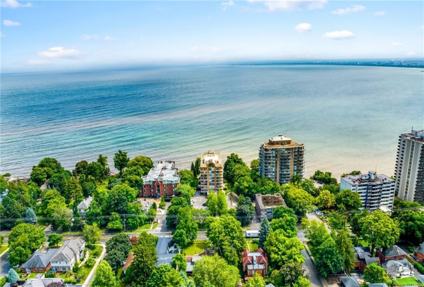 2210 LAKESHORE Road, Burlington, Ontario L7R 4J9, 2 Bedrooms Bedrooms, ,2 BathroomsBathrooms,Residential,Sale,LAKESHORE,H4202012