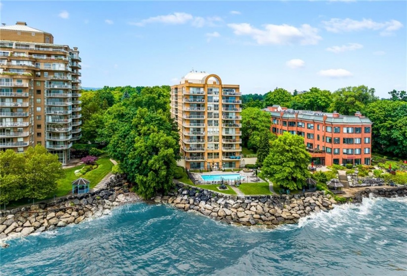 2210 LAKESHORE Road, Burlington, Ontario L7R 4J9, 2 Bedrooms Bedrooms, ,2 BathroomsBathrooms,Residential,Sale,LAKESHORE,H4202012