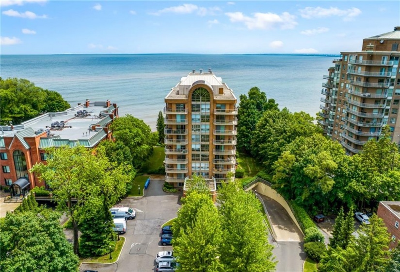 2210 LAKESHORE Road, Burlington, Ontario L7R 4J9, 2 Bedrooms Bedrooms, ,2 BathroomsBathrooms,Residential,Sale,LAKESHORE,H4202012