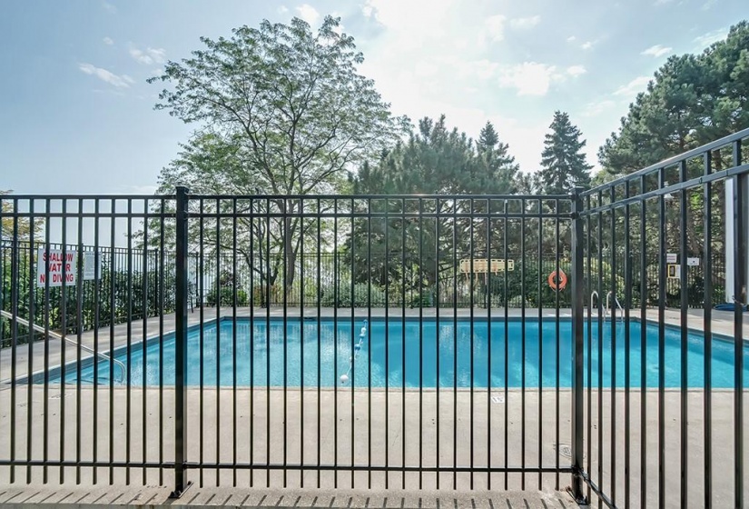 5250 LAKESHORE Road, Burlington, Ontario L7L 5L2, 1 Bedroom Bedrooms, ,1 BathroomBathrooms,Residential,Sale,LAKESHORE,H4203296