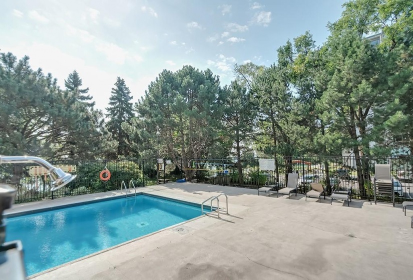 5250 LAKESHORE Road, Burlington, Ontario L7L 5L2, 1 Bedroom Bedrooms, ,1 BathroomBathrooms,Residential,Sale,LAKESHORE,H4203296