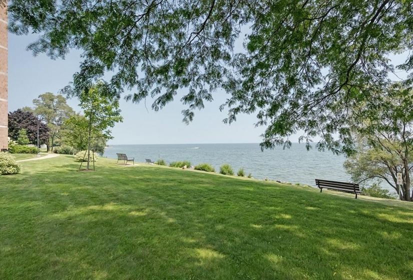 5250 LAKESHORE Road, Burlington, Ontario L7L 5L2, 1 Bedroom Bedrooms, ,1 BathroomBathrooms,Residential,Sale,LAKESHORE,H4203296