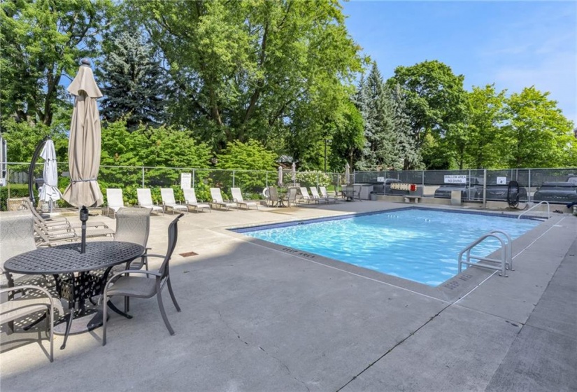 1201 NORTH SHORE Boulevard, Burlington, Ontario L7S 1Z5, 2 Bedrooms Bedrooms, ,2 BathroomsBathrooms,Residential,Sale,NORTH SHORE,H4202482