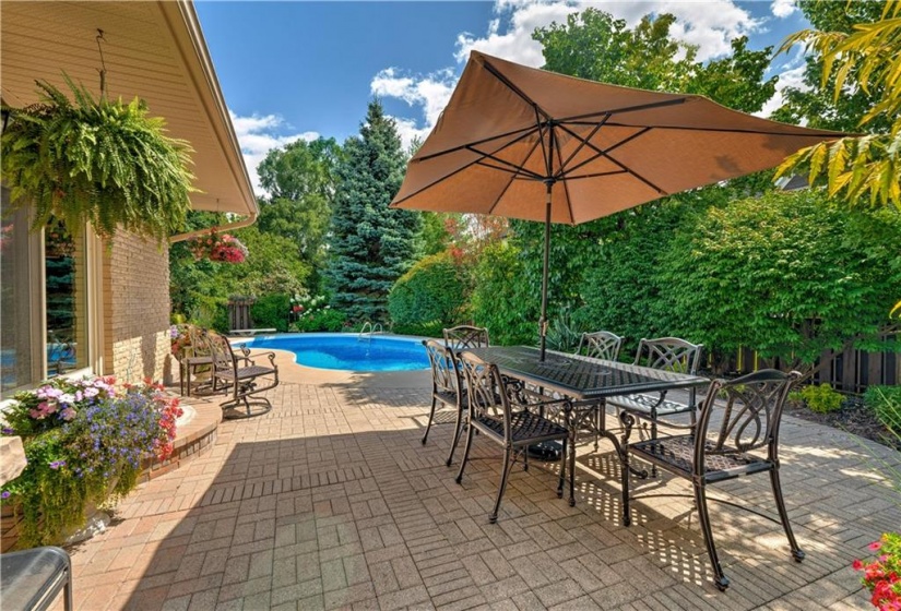 306 OAKWOOD Court, Burlington, Ontario L7N 1W9, 5 Bedrooms Bedrooms, ,3 BathroomsBathrooms,Residential,Sale,OAKWOOD,H4204708