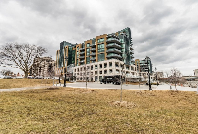 1 Elizabeth Street, Burlington, Ontario L7R 0G1, 2 Bedrooms Bedrooms, ,2 BathroomsBathrooms,Residential,Sale,Elizabeth,H4190288