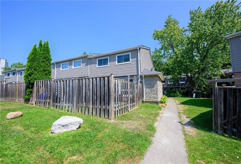 2050 UPPER MIDDLE Road, Burlington, Ontario L7P 3R9, 3 Bedrooms Bedrooms, ,1 BathroomBathrooms,Residential,Sale,UPPER MIDDLE,H4201915