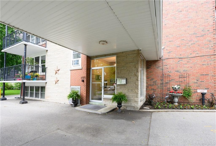 1377 LAKESHORE Road, Burlington, Ontario L7S 1B1, 1 Bedroom Bedrooms, ,1 BathroomBathrooms,Residential,Sale,LAKESHORE,H4205131