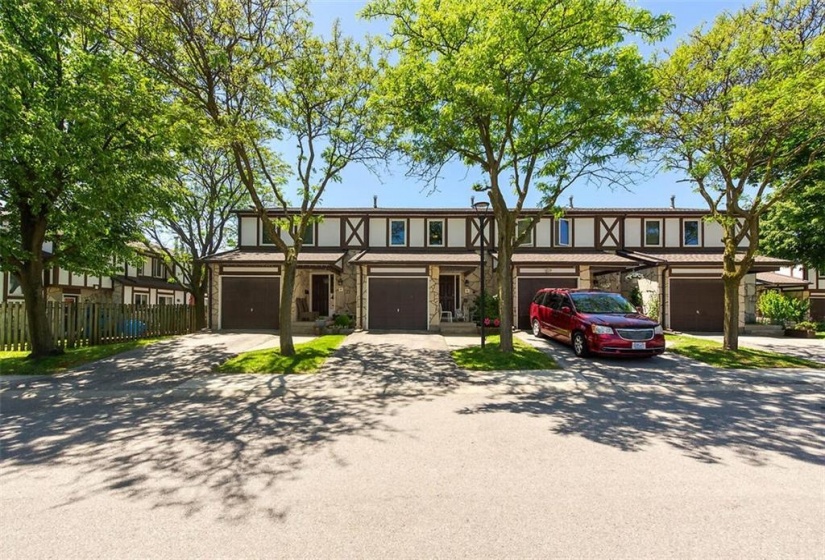 2200 GLENWOOD SCHOOL Drive, Burlington, Ontario L7R 4H3, 3 Bedrooms Bedrooms, ,1 BathroomBathrooms,Residential,Sale,GLENWOOD SCHOOL,H4205237