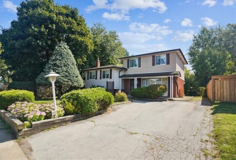 574 BRIDLE WOOD, Burlington, Ontario L7L 4C7, 5 Bedrooms Bedrooms, ,2 BathroomsBathrooms,Residential,Sale,BRIDLE WOOD,H4205371