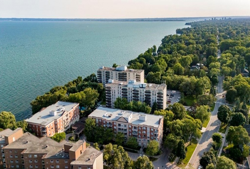 5188 Lakeshore Road, Burlington, Ontario L7L 6P4, 1 Bedroom Bedrooms, ,2 BathroomsBathrooms,Residential,Sale,Lakeshore,H4205128