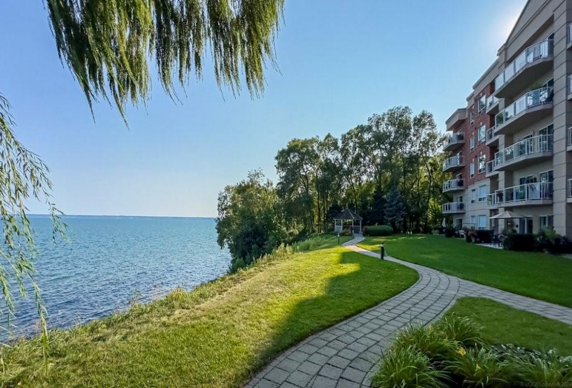 5188 Lakeshore Road, Burlington, Ontario L7L 6P4, 1 Bedroom Bedrooms, ,2 BathroomsBathrooms,Residential,Sale,Lakeshore,H4205128