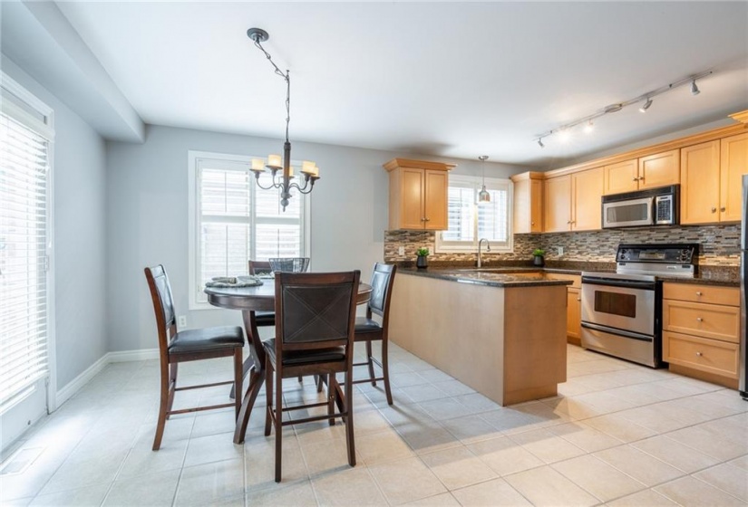 504 GERANIUM Lane, Burlington, Ontario L7T 4L5, 4 Bedrooms Bedrooms, ,2 BathroomsBathrooms,Residential,Sale,GERANIUM,H4206348