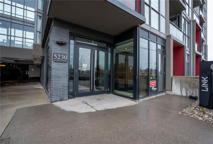 5230 Dundas Street, Burlington, Ontario L7L 0J5, 2 Bedrooms Bedrooms, ,1 BathroomBathrooms,Residential,Sale,Dundas,H4206381