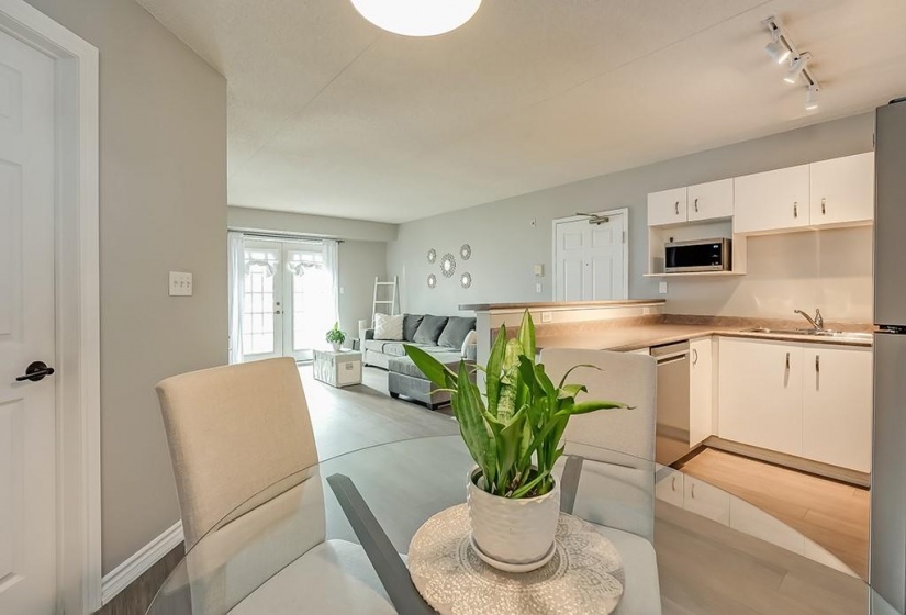 1441 WALKER'S Line, Burlington, Ontario L7M 4P2, 1 Bedroom Bedrooms, ,1 BathroomBathrooms,Residential,Sale,WALKER'S,H4206277