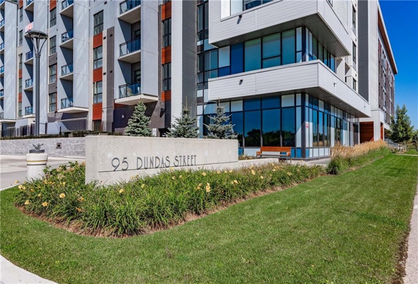 95 DUNDAS Street, Oakville, Ontario L6M 5N4, 2 Bedrooms Bedrooms, ,1 BathroomBathrooms,Residential,Sale,DUNDAS,H4206704