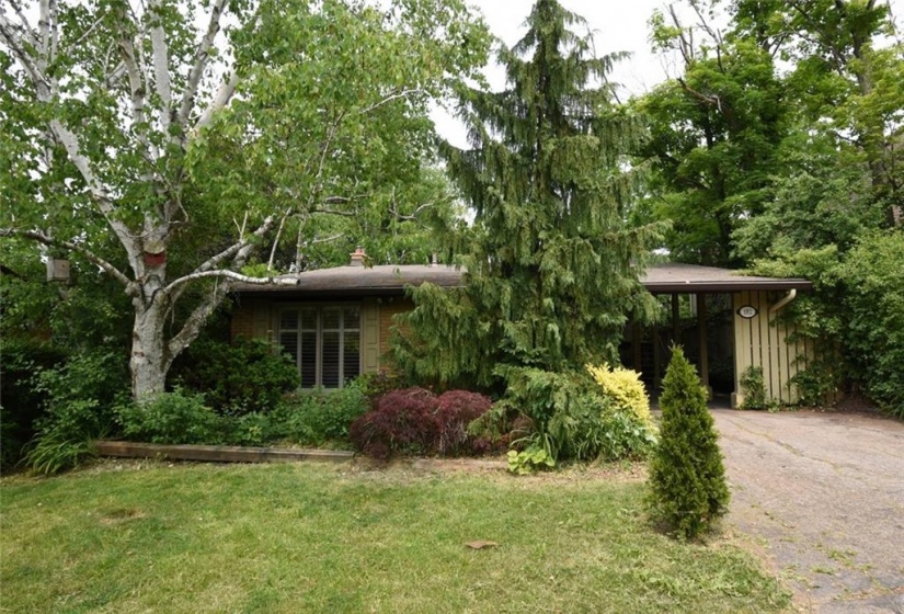 182 OLD ANCASTER Road, Dundas, Ontario L9H 3R4, 4 Bedrooms Bedrooms, ,1 BathroomBathrooms,Residential,Sale,OLD ANCASTER,H4206191