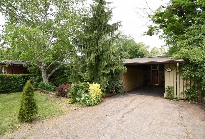 182 OLD ANCASTER Road, Dundas, Ontario L9H 3R4, 4 Bedrooms Bedrooms, ,1 BathroomBathrooms,Residential,Sale,OLD ANCASTER,H4206191