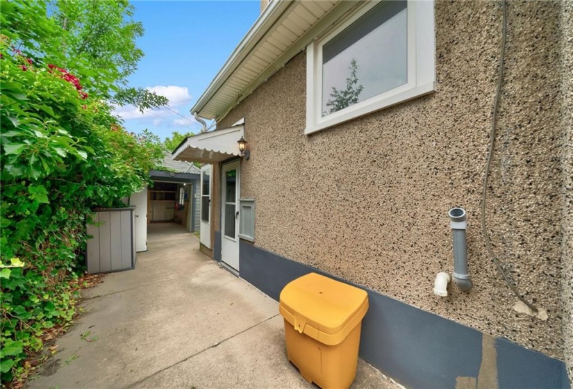 Entrances to Main, Basement & Upper Back Unit