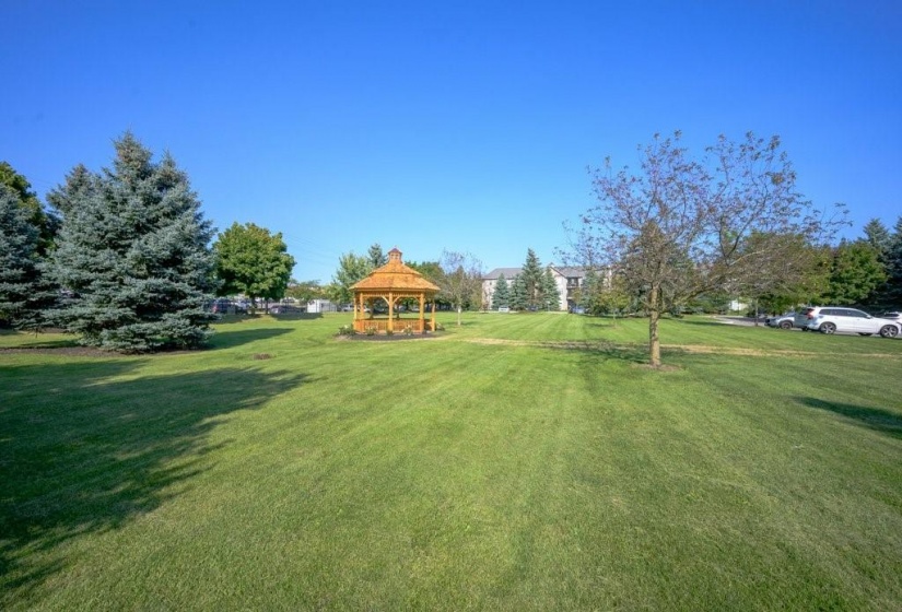 990 GOLF LINKS Road, Ancaster, Ontario L9K 1J8, 2 Bedrooms Bedrooms, ,2 BathroomsBathrooms,Residential,Sale,GOLF LINKS,H4205923