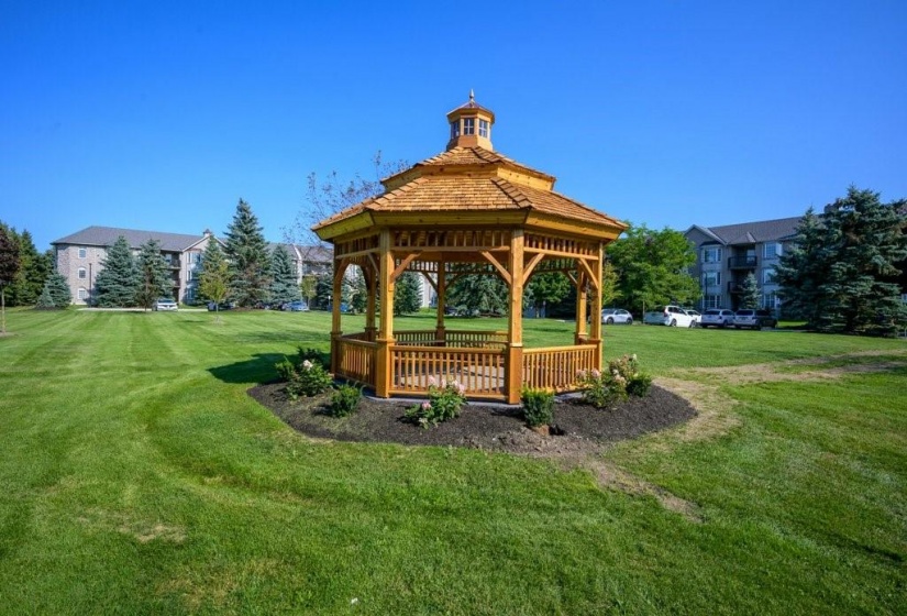 990 GOLF LINKS Road, Ancaster, Ontario L9K 1J8, 2 Bedrooms Bedrooms, ,2 BathroomsBathrooms,Residential,Sale,GOLF LINKS,H4205923