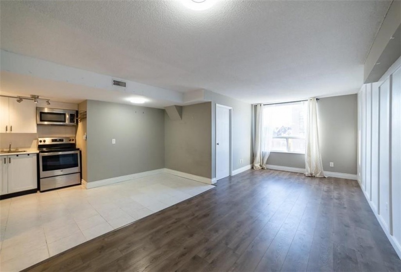 400 York Boulevard, Hamilton, Ontario L8R 3M5, 1 Bedroom Bedrooms, ,1 BathroomBathrooms,Residential,Sale,York,H4206781