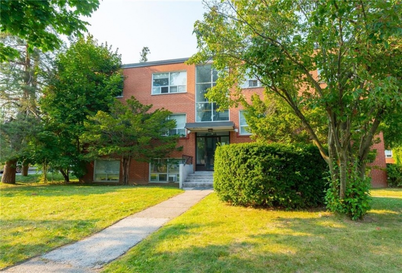 57 MERICOURT Road, Hamilton, Ontario L8S 2N5, 2 Bedrooms Bedrooms, ,1 BathroomBathrooms,Residential,Sale,MERICOURT,H4206939