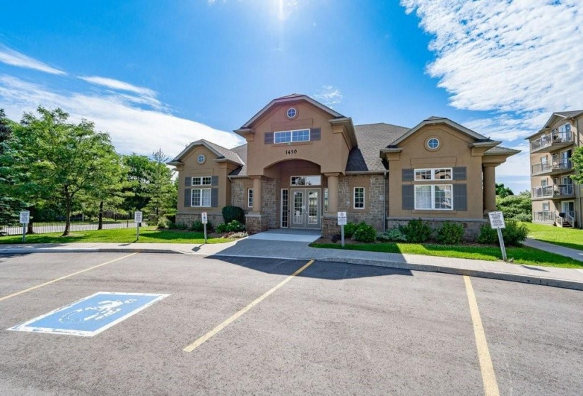 1450 BISHOPS Gate, Oakville, Ontario L6M 4N1, 2 Bedrooms Bedrooms, ,2 BathroomsBathrooms,Residential,Sale,BISHOPS,H4206806