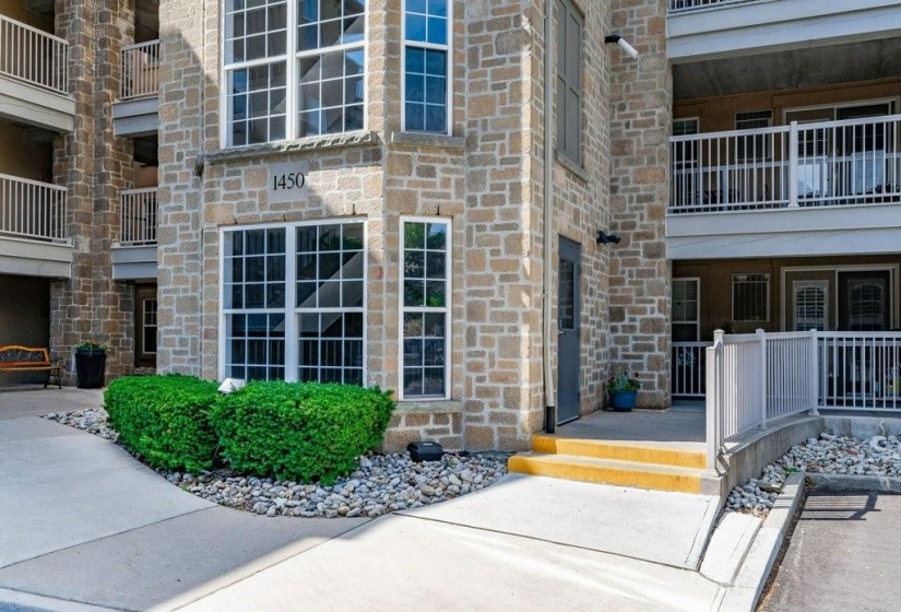 1450 BISHOPS Gate, Oakville, Ontario L6M 4N1, 2 Bedrooms Bedrooms, ,2 BathroomsBathrooms,Residential,Sale,BISHOPS,H4206806