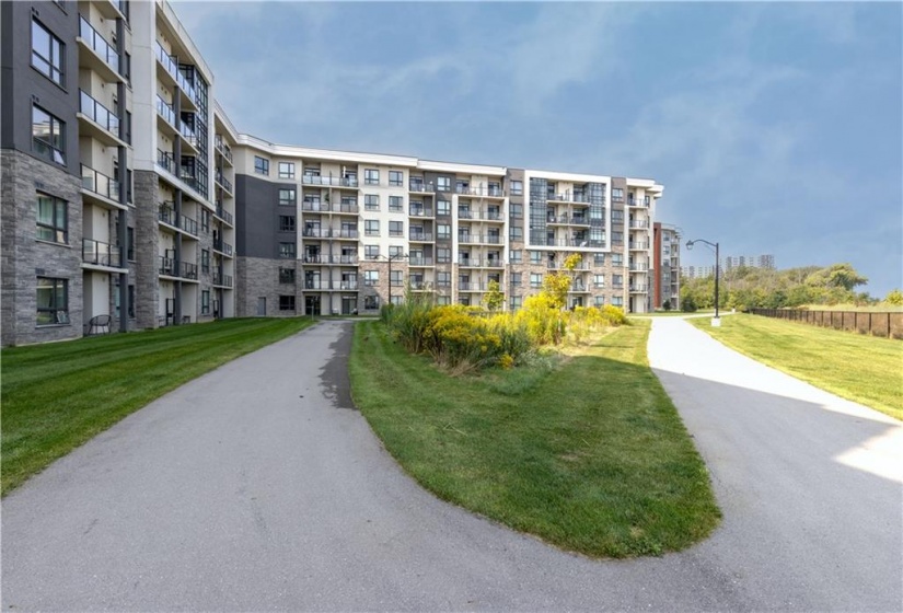 101 SHOREVIEW Place, Stoney Creek, Ontario L8E 6G4, 1 Bedroom Bedrooms, ,1 BathroomBathrooms,Residential,Sale,SHOREVIEW,H4206922