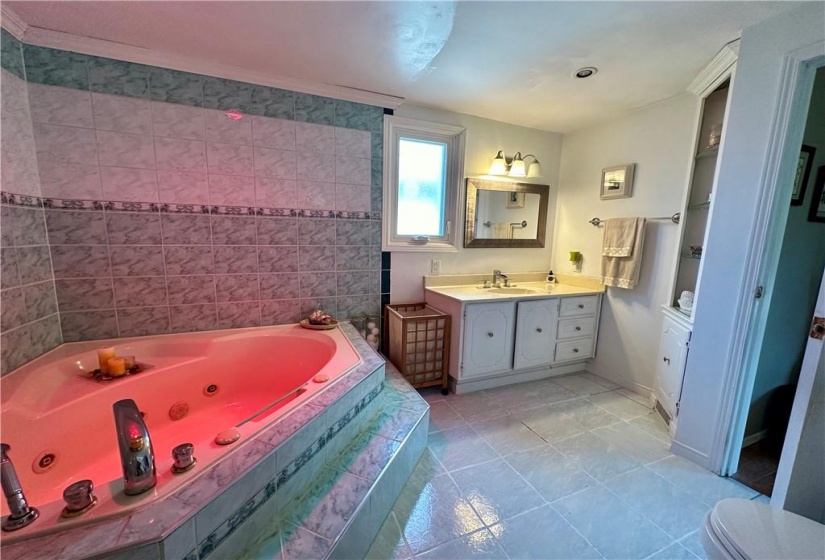 5pc en-suite w/Jacuzzi tub