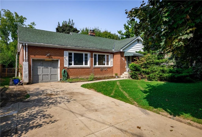 735 Montgomery Drive, Hamilton, Ontario L9G 3H6, 3 Bedrooms Bedrooms, ,1 BathroomBathrooms,Residential,Sale,Montgomery,H4207003