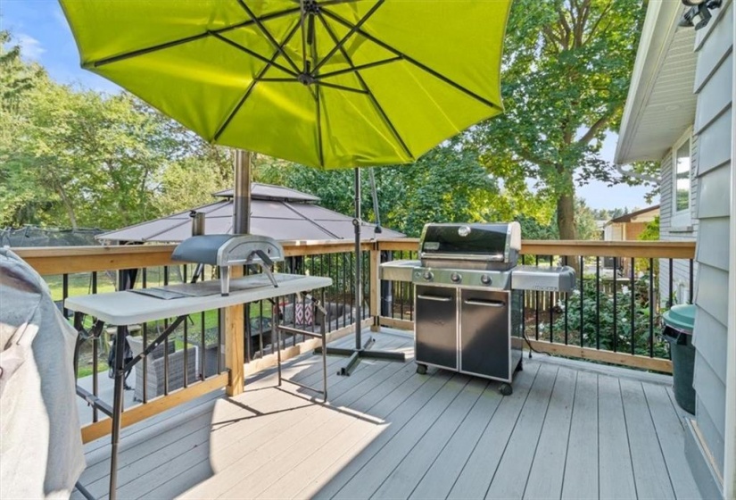 Deck off of kitchen