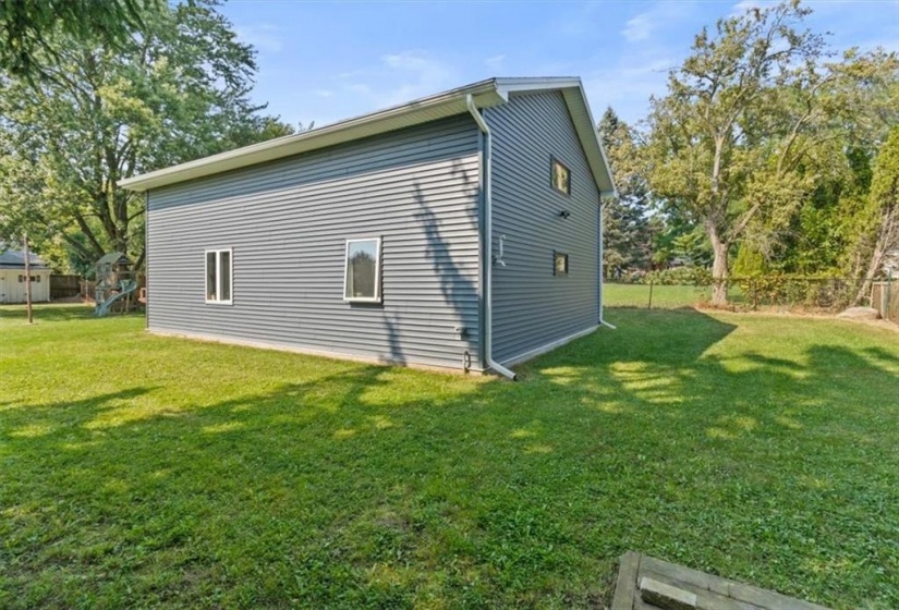 Detached garage/shop