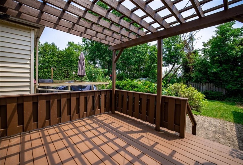 Deck with trellis