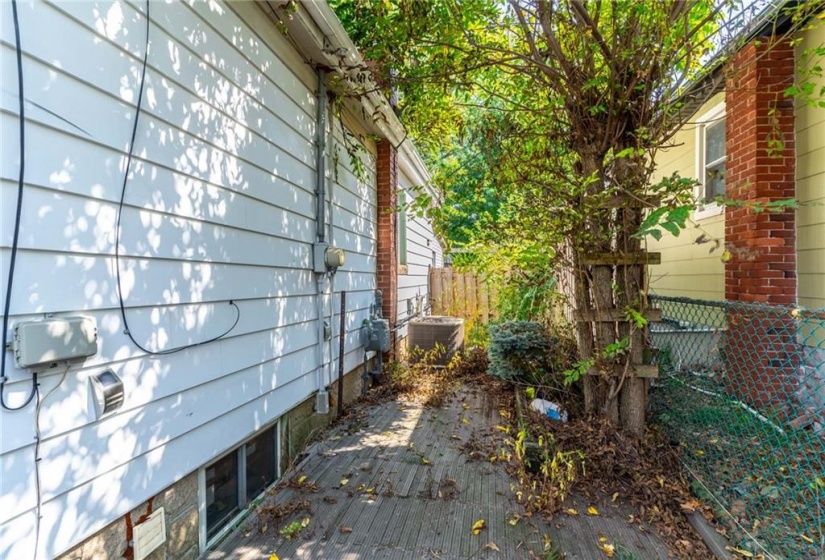 Front/ Unit 1 - private yard space