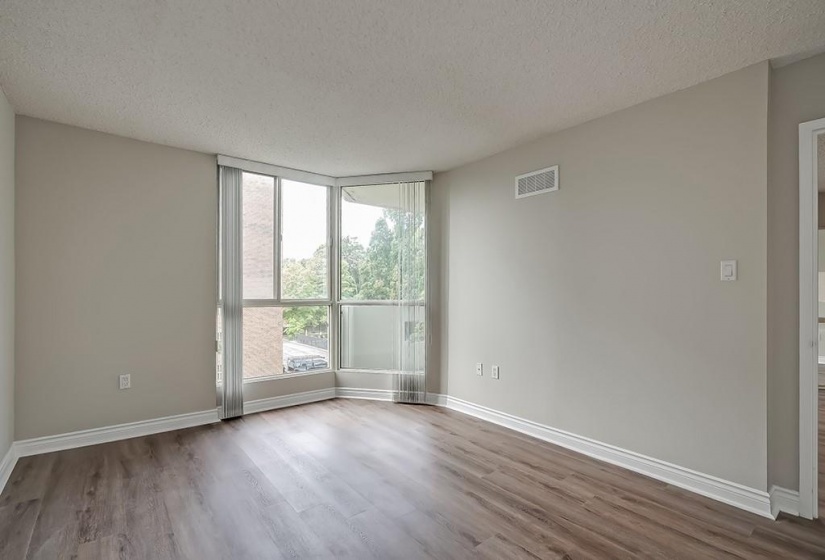 1237 NORTH SHORE Boulevard, Burlington, Ontario L7S 2H8, 1 Bedroom Bedrooms, ,2 BathroomsBathrooms,Residential,Sale,NORTH SHORE,H4207033